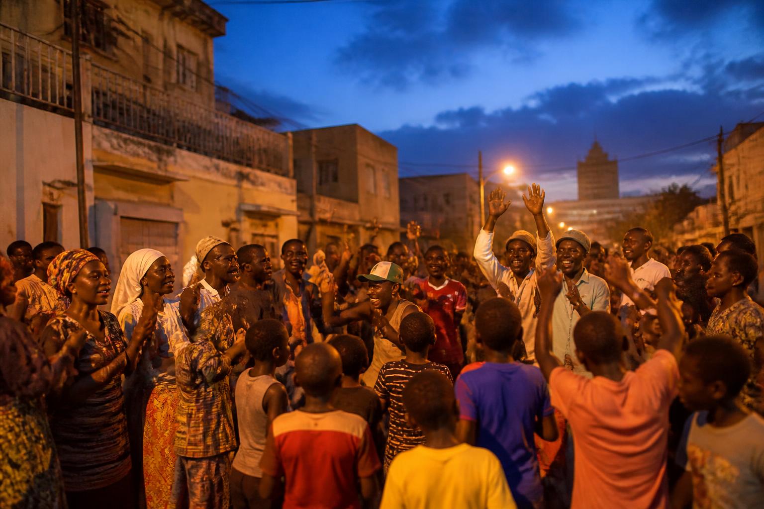Habitants de Sicap-Liberté réunis dans la rue au coucher du soleil
